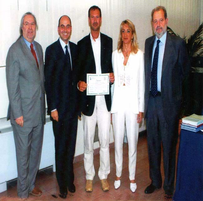 Dr. F.Cosentino Dr.ssa M.Corgna consegna Diploma AIOT